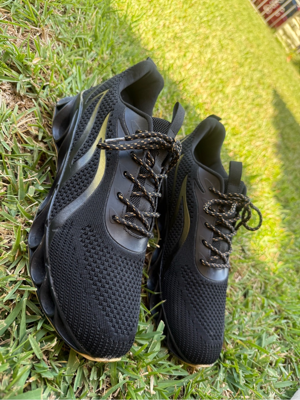 Men's Casual Athletic Performance Shoes Size 11.5 Black/Gold